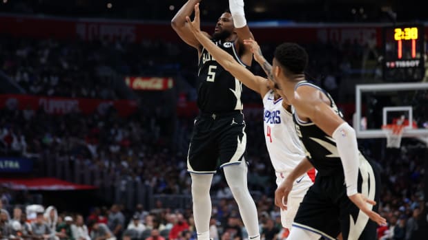  Milwaukee Bucks guard Malik Beasley (5) shoots the ball in front of Los Angeles Clippers guard Brandon Boston Jr. (4) 
